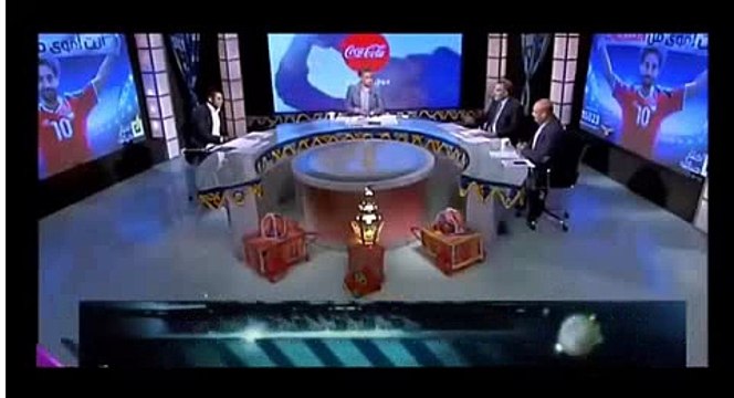 لحظه اعتداء احد افراد الامن على احدى افراد مشجعى النادى الاهلى