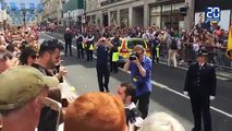 Londres Un Policier Demande Son Petitami En Mariage Pendant La Pride Parade