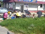 Бабушки грибочки Бабки сидят с зонтиками на улице в солнечную погоду Вот видео прикол