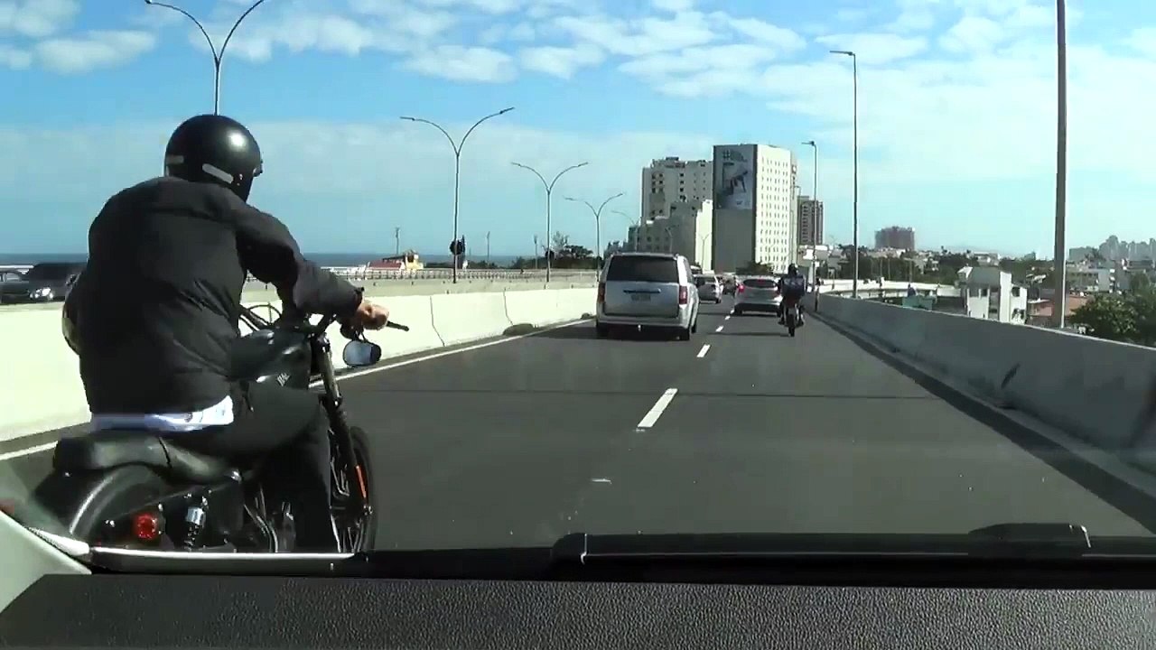 Un motard tombe d'un pont de 15 mètres de haut...