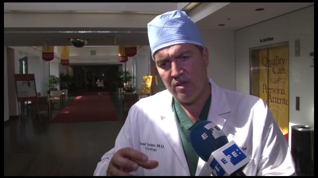 Cirujano venezolano instruye en EE.UU. a médicos para operar con robot