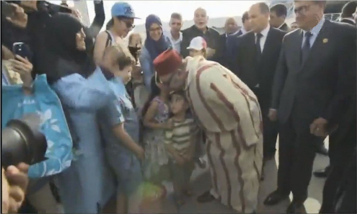 موقف معبر من جلالة الملك محمد السادس تجاه "أطفال" أفراد الجالية المغربية