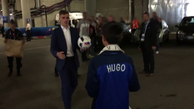 Griezmann offre le ballon du match France-Irlande au fils du policier tué à Magnanville