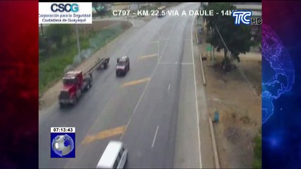 Cámaras captan momento cuando trailer pierde una de sus llantas