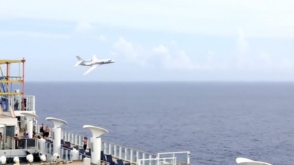 Un Falcon de l'armée française frôle un bateau de croisière