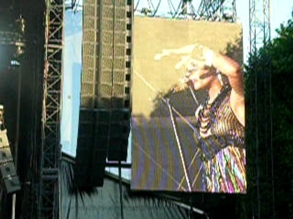 Nelly Furtado - Say It Right (LIVE Paris 2007)