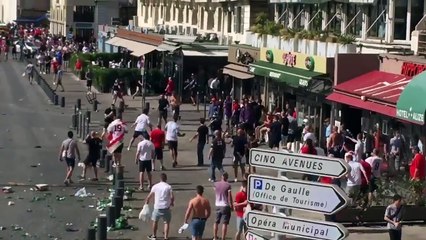 下载视频: England Hooligans & Russian Hooligans Still Fighting in Marseille 11.06.2016. EURO 2016 HD