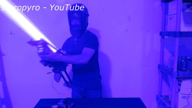 Un Bazooka laser de 200 Watts qui perce un écran d'ordi !