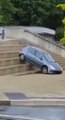 Une femme dévale des escaliers au volant de sa voiture, la vidéo insolite !