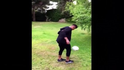 Le footballeur  Neymar casse un hélicoptère télécommandé au vol !