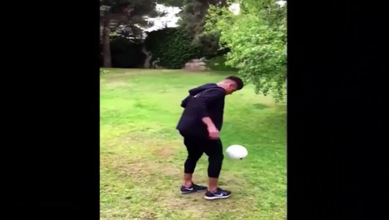 Le footballeur  Neymar casse un hélicoptère télécommandé au vol !