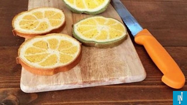 Un boulanger japonais cuisine des pains avec des dessins à l'intérieur