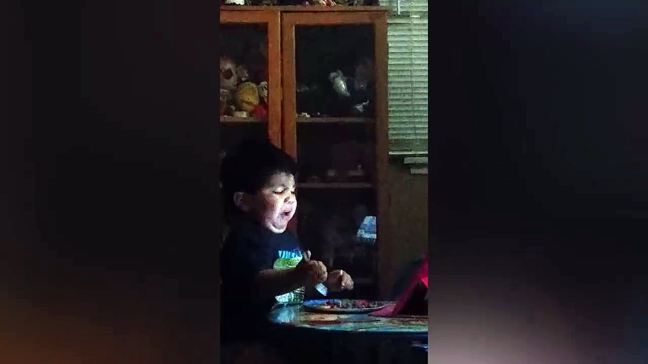 Elle fait manger des haricots à son fils, devant un bon film c mieux que les pop corn