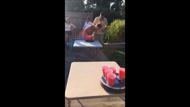 Jouer au Beer Pong sur des aspirateurs Rumba automatiques.. Du génie !