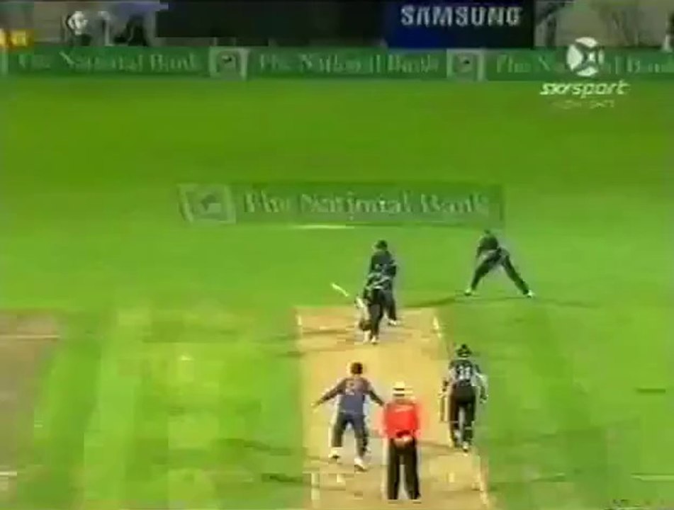Clever MS Dhoni Dismissed Jacob Oram  Twice in 1 Ball