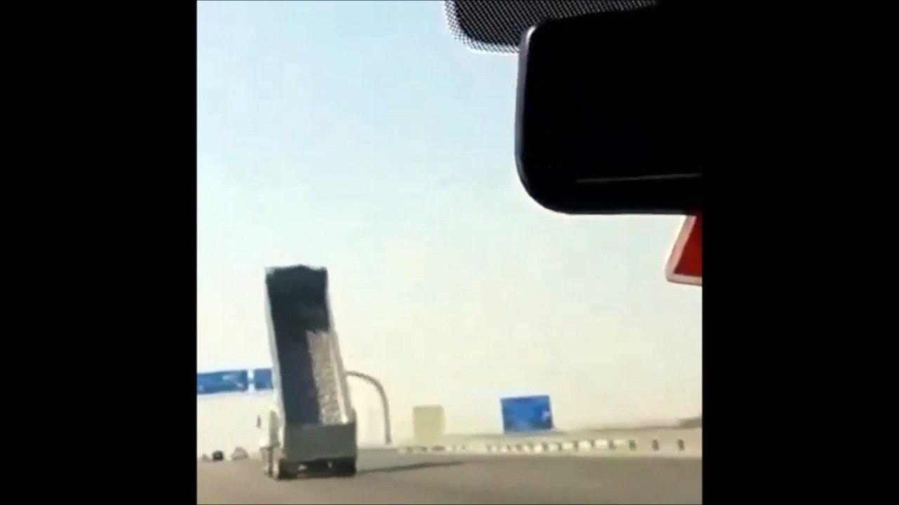 Un camion arrache tout sur l'autoroute avec sa remorque : enorme crash