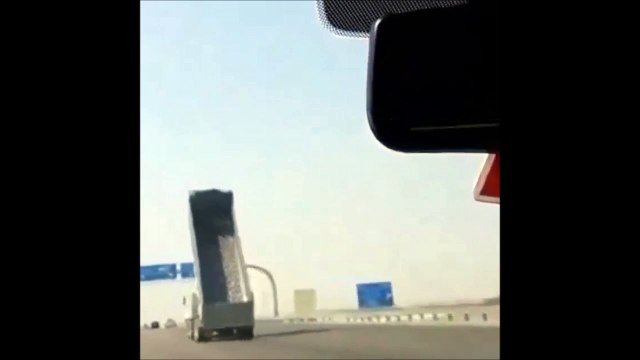 Un camion arrache tout sur l'autoroute avec sa remorque : enorme crash