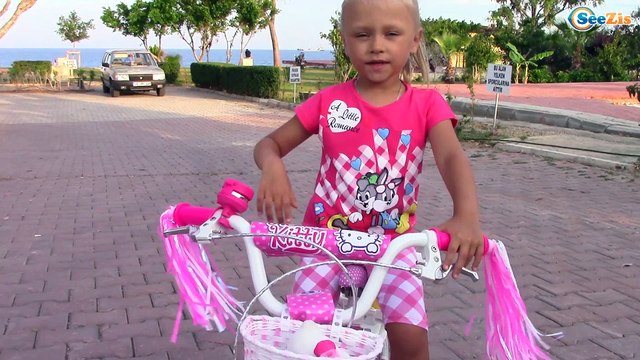 Ярослава и Хелло Китти – Прогулка к морю на велосипеде. Видео для Детей. Hello Kitty Toys
