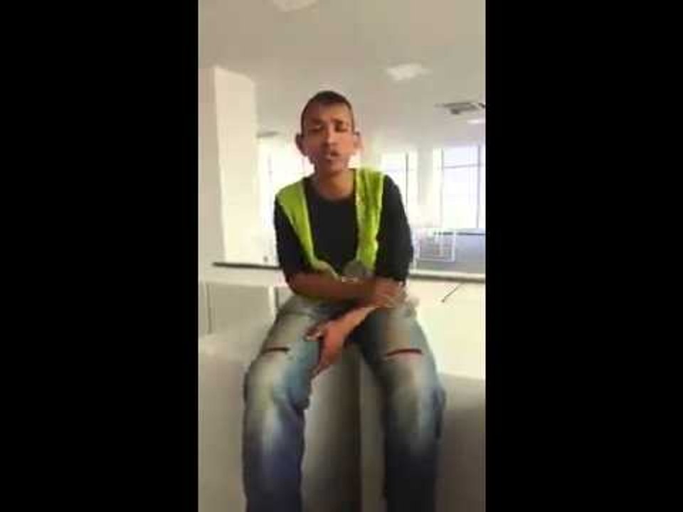 شاب يقلّد أصوات أئمة الحرم المكي في ترتيل القرآن الكريم