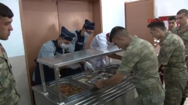 Şanlıurfa Sınırda Asker Eli Tetikte, Gözü Suriye'de Görev Yapıyor 2