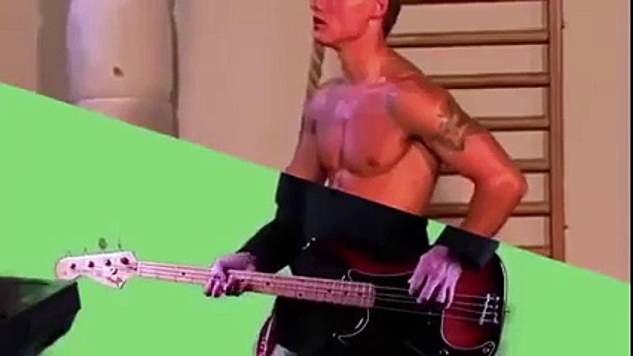 Un clip pop un peu spécial. Mais que font ces h...