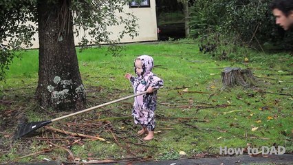 Dans ce drôle de tuto ce papa explique comment un bébé peut faire les corvées ménagères !