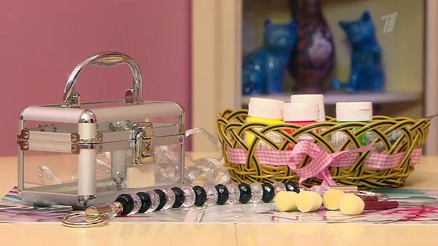 Ольга Никишичева показывает, как сделать стильную маленькую сумочку из прозрачной коробочки от косметики.