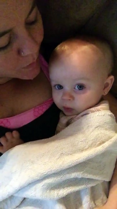 Ce bébé essaye de dire "i love you" haha trop mignon