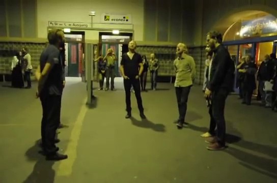 Superbe chant Islandais dans un hall de Gare en Allemagne