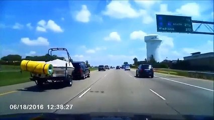 Colchão provoca acidente grave com motociclista