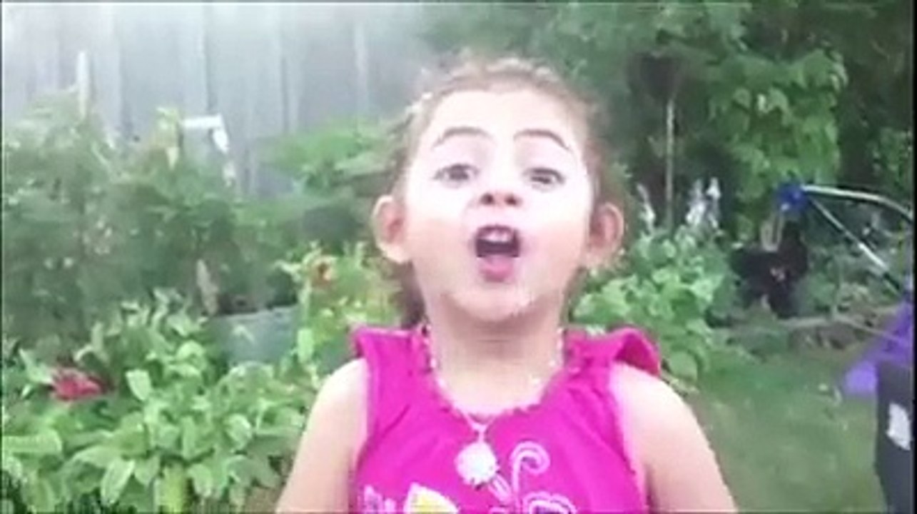 Cette fillette a une drôle de façon d'imiter plusieurs cris d'animaux. Trop hilarant !