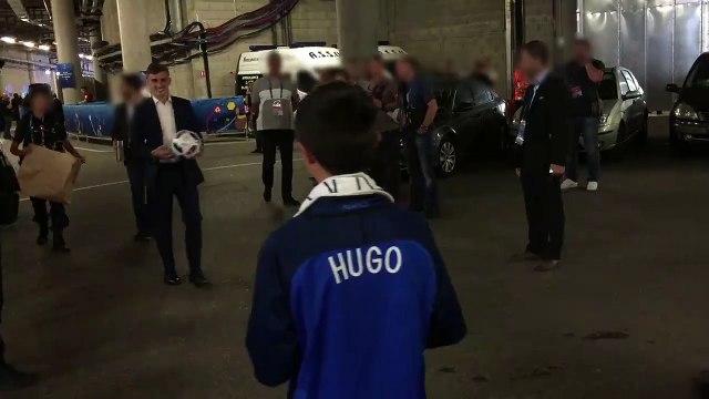 Griezmann offre le ballon du match France-Irlande au fils du policier tué à Magnanville