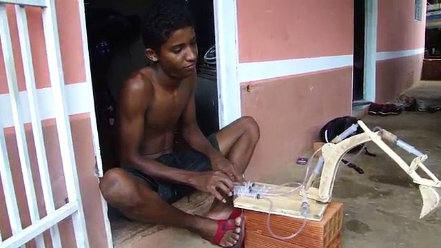 8 siringhe per fare un escavatore? Questo ragazzo è un genio, guardate cosa ha creato!