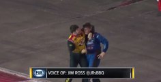 Deux pilotes NASCAR s’accrochent et sortent de leur véhicule pour se battre sur la piste (vidéo)