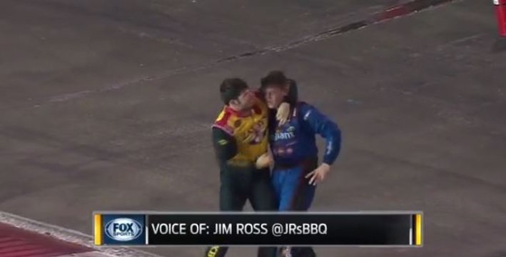 Deux pilotes NASCAR s’accrochent et sortent de leur véhicule pour se battre sur la piste (vidéo)