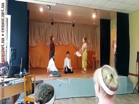 Народ-вор воспитывает своих преемников. Школьный спектакль на мордоре.