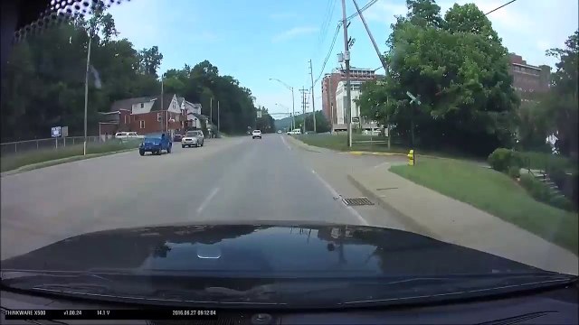 Ce chauffeur évite de justesse une Jeep qui va lui couper la route