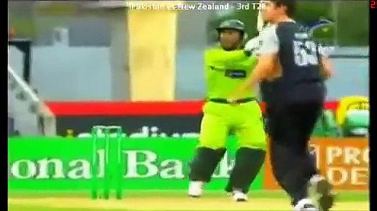 Abdul Razzaq 6,6,6,6,4,4,4,4,vs NZ 44 run on 15 Balls Must Watch