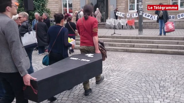 Quimper. Fermeture du Quartier : plus de 300 manifestants devant la mairie