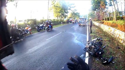 Un motard se couche pour éviter une voiture