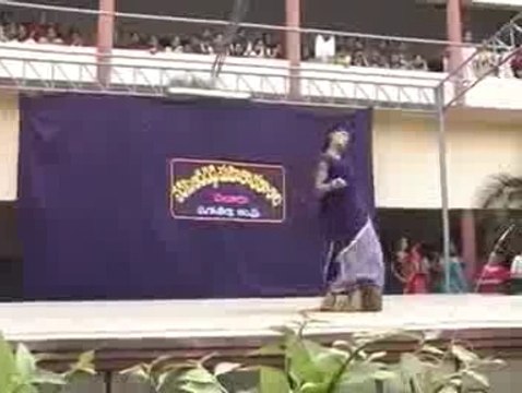 COLLEGE GIRL DANCE.. WOW.. THIS IS INDIAN DANCE.. MUST SEE -