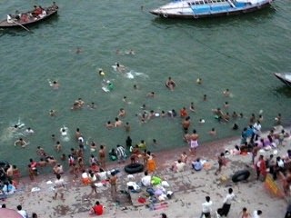 Im Ganges badende Inder