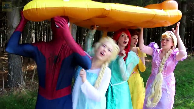 Maleficent ve Frozen Elsa , Anna ve Pembe Spidergirl ! Örümcek Adam, Catwoman , Ariel Denizkızı ve Batman