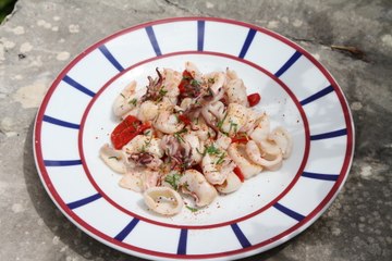 Chipirons de Saint Jean-de-Luz à la plancha, persil et piquillos