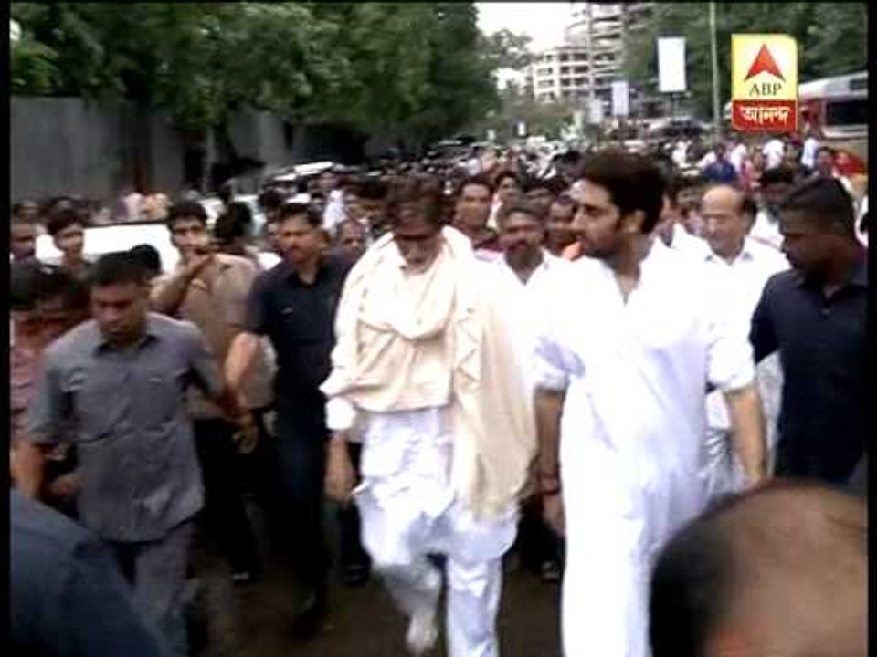 Amitabh Bachchan  at Vile Parle cremetorium to attend Rajesh Khanna's funeral