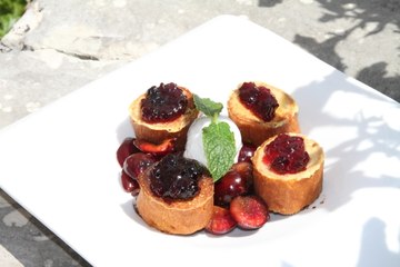 Pain perdu brioché de mon amatxi, cerise à la plancha, sorbet mamia