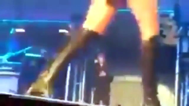 Justin bieber KISSING miley cyrus on stage !!!!!.mp4