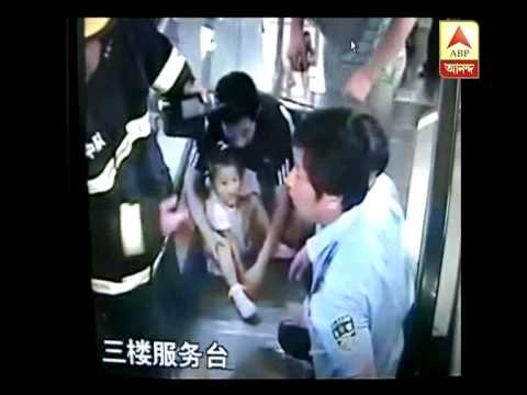 A chinese baby suddenly fell on an escalator and accident happened