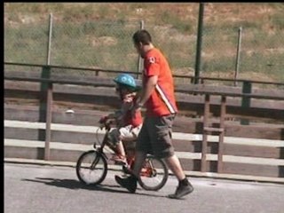 2007 07 14 Juillet - Ewan apprend à faire du vélo 1