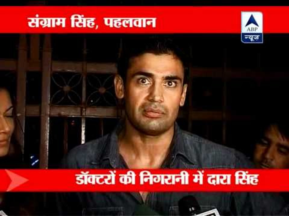 Dharmendra meets Dara Singh, asks people to pray for him